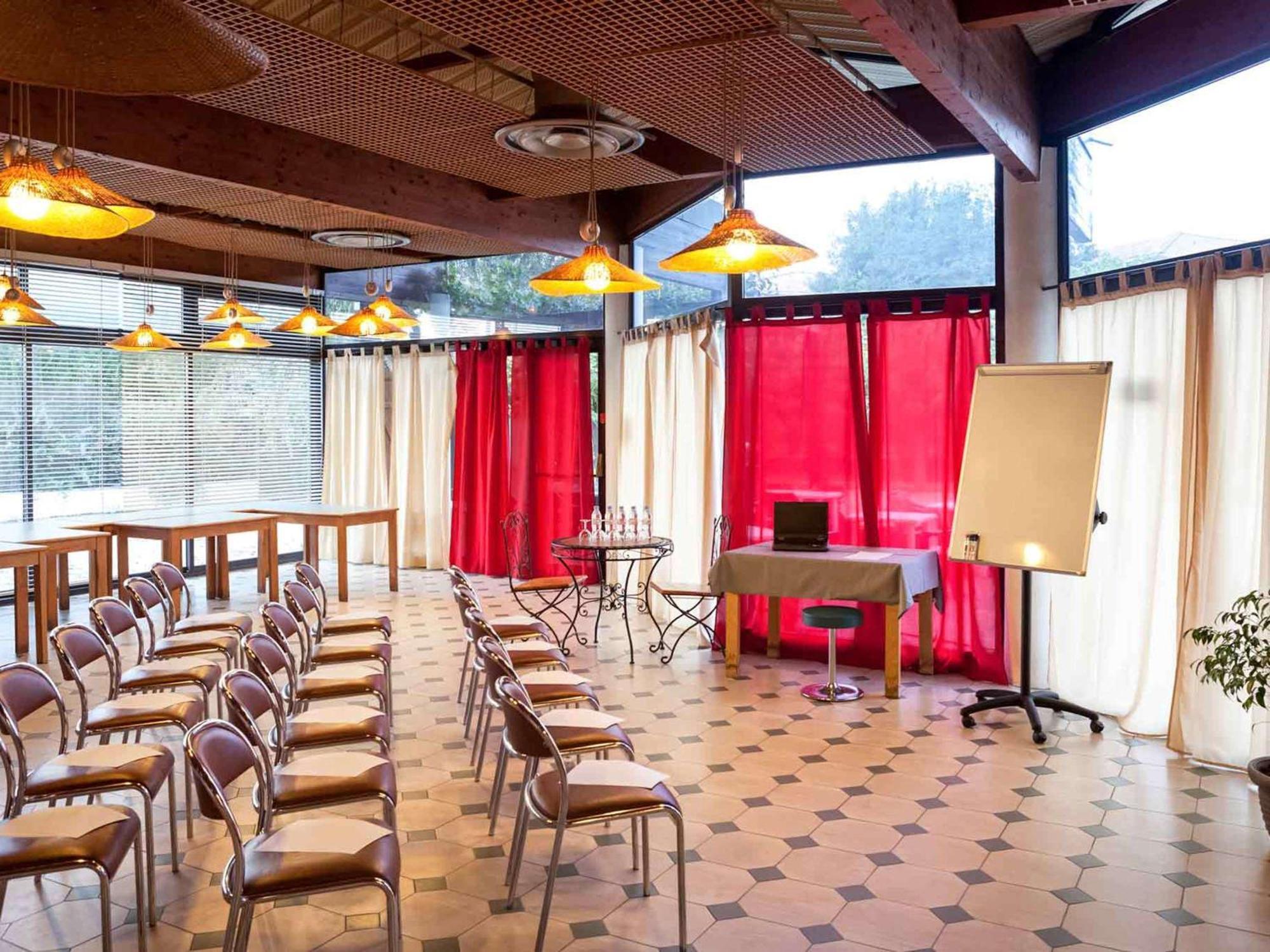 Ibis Budget Saint Christol Les Ales Exterior foto